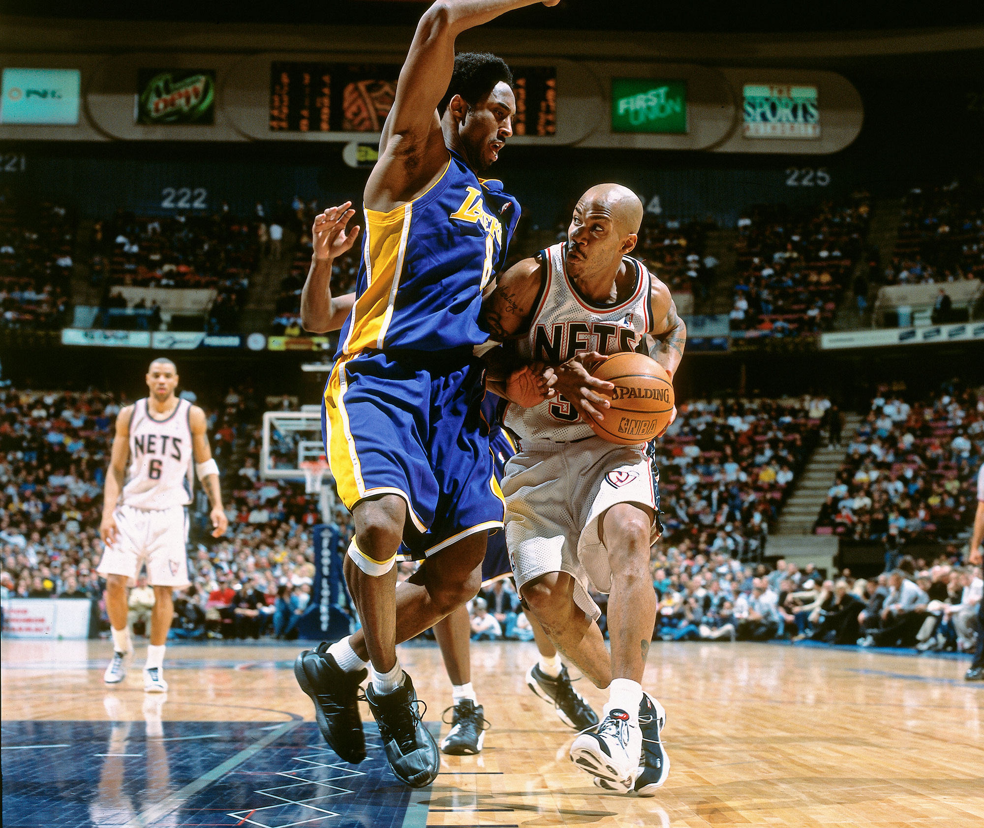 Shareef Abdur-Rahim buries the game-winner in Boston