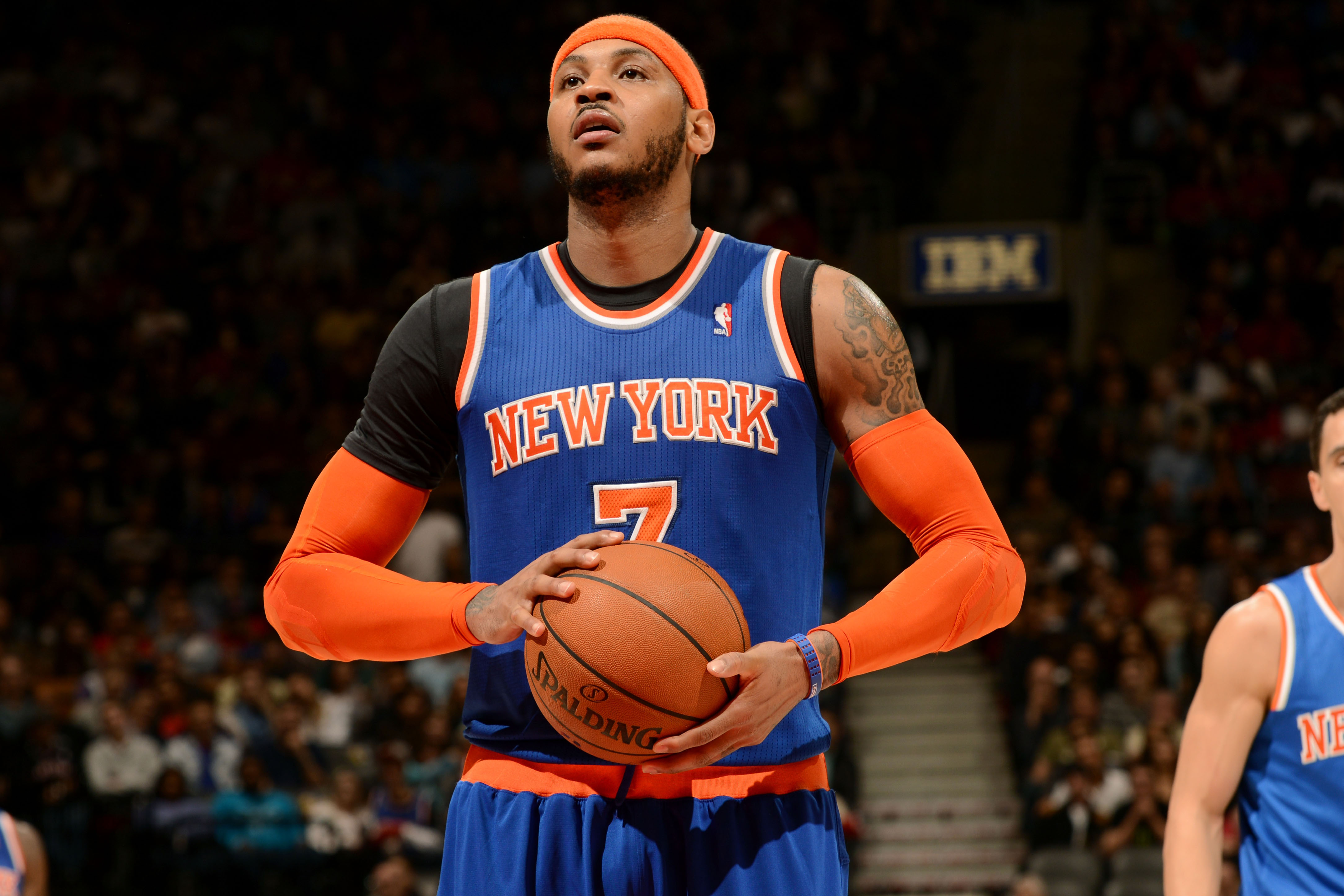 New York Knicks forward Carmelo Anthony (L) talks with center