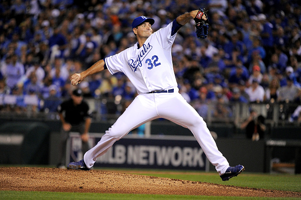 KANSAS CITY, MO - OCTOBER 08: Chris Young #32 of the Kansas City Royals throws a pitch in the fourth inning against the Houston Astros during game one of the American League Division Series at Kauffman Stadium on October 8, 2015 in Kansas City, Missouri. (Photo by Ed Zurga/Getty Images)
