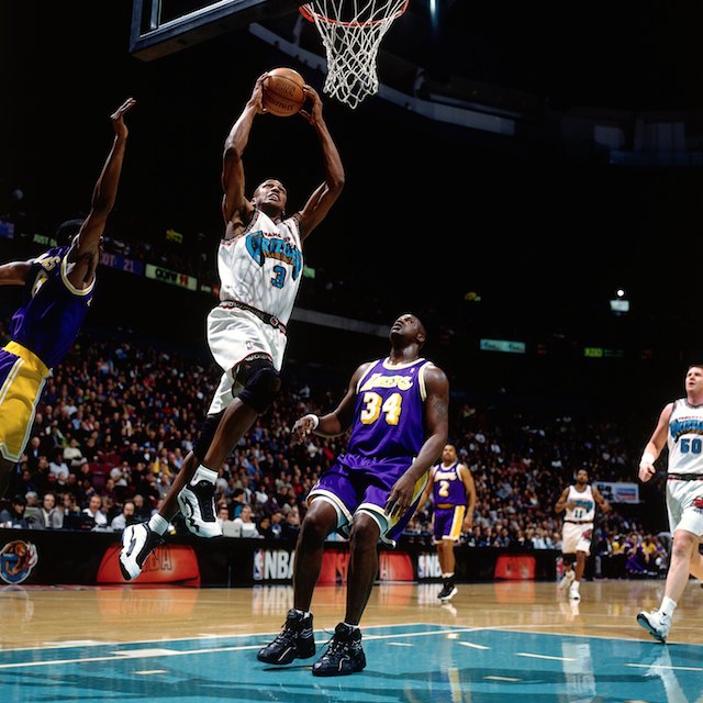 VANCOUVER, BC - JANUARY 6: Shareef Abdur-Rahim #3 of the Vancouver Grizzlies elevates for a dunk against Shaquille O'Neal #34 of the Los Angeles Lakers during a game at General Motors Palace on January 6, 1998 in Vancouver, British Columbia, Canada. NOTE TO USER: User expressly acknowledges that, by downloading and or using this photograph, User is consenting to the terms and conditions of the Getty Images License agreement. Mandatory Copyright Notice: Copyright 1998 NBAE (Photo by Andy Hayt/NBAE via Getty Images)