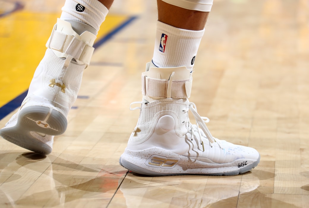 curry 4 on feet