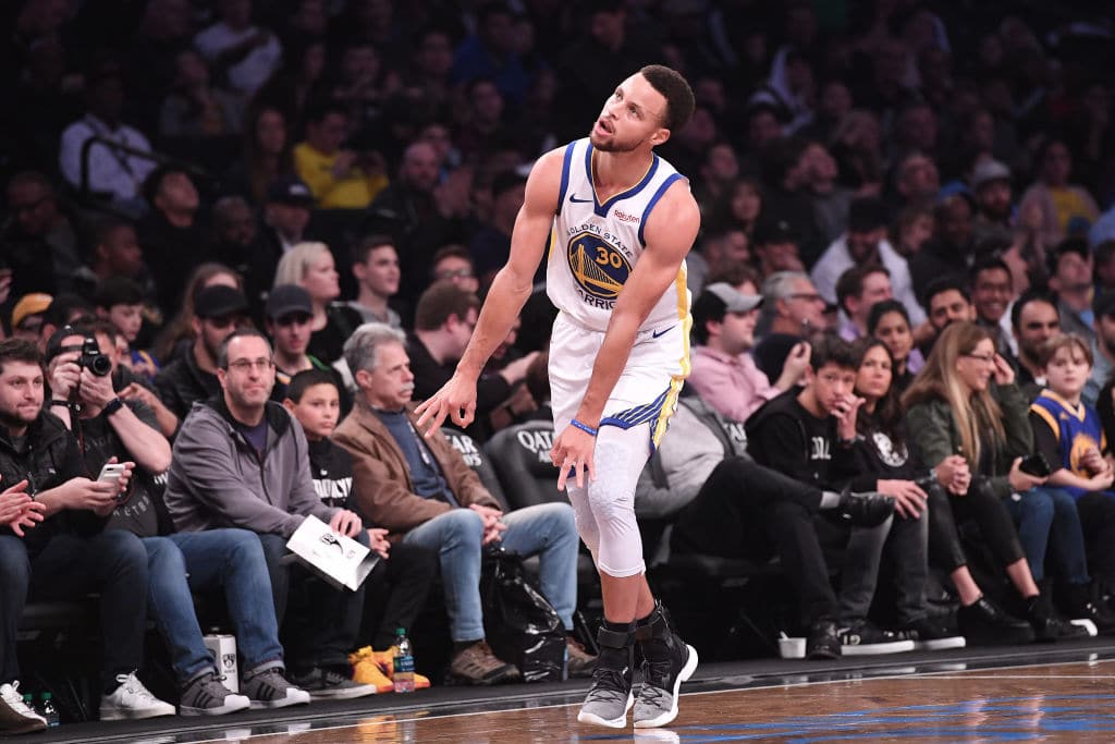 Stephen Curry Sets NBA Record With 5 Threes in Seven 