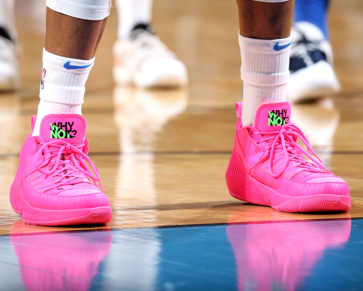 russell westbrook pink shoes