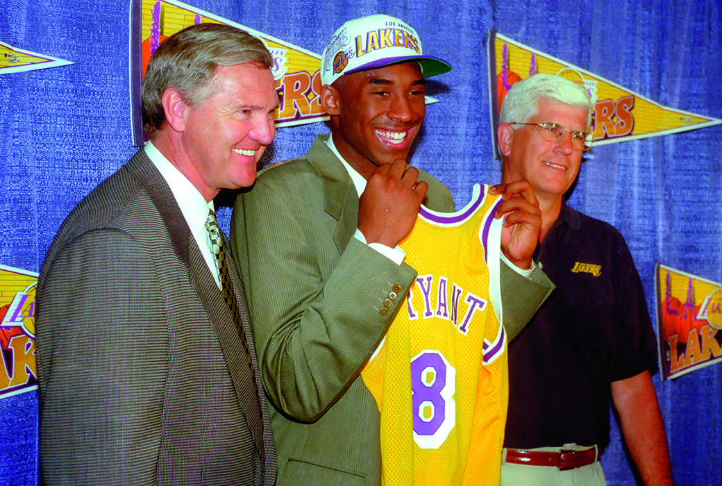 Photo: First-round draft pick Kobe Bryant poses with new LA Lakers jersey  after making deal - LAP96071201 