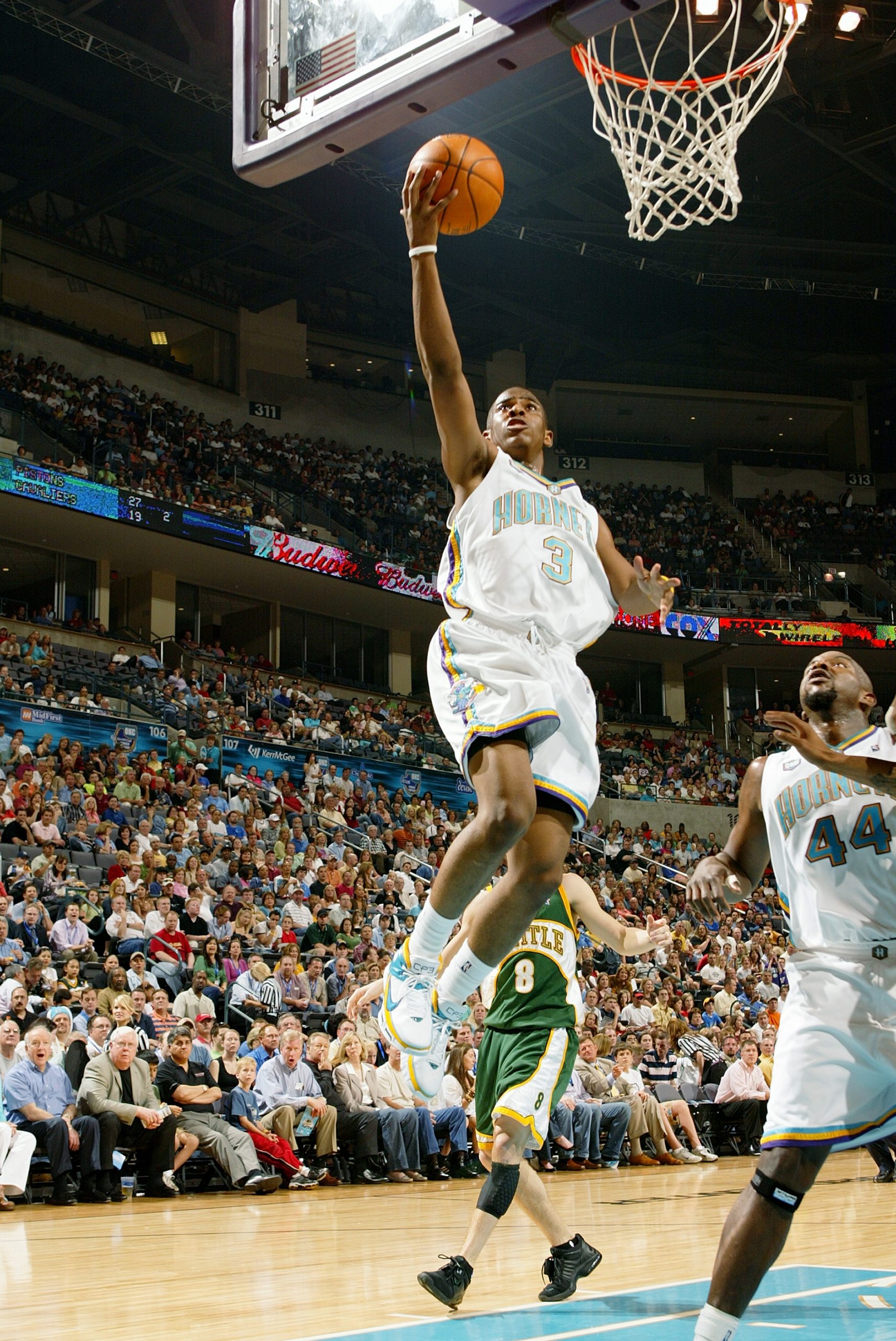 Chris Paul of the New Orleans/Oklahoma City Hornets moves the ball up  News Photo - Getty Images