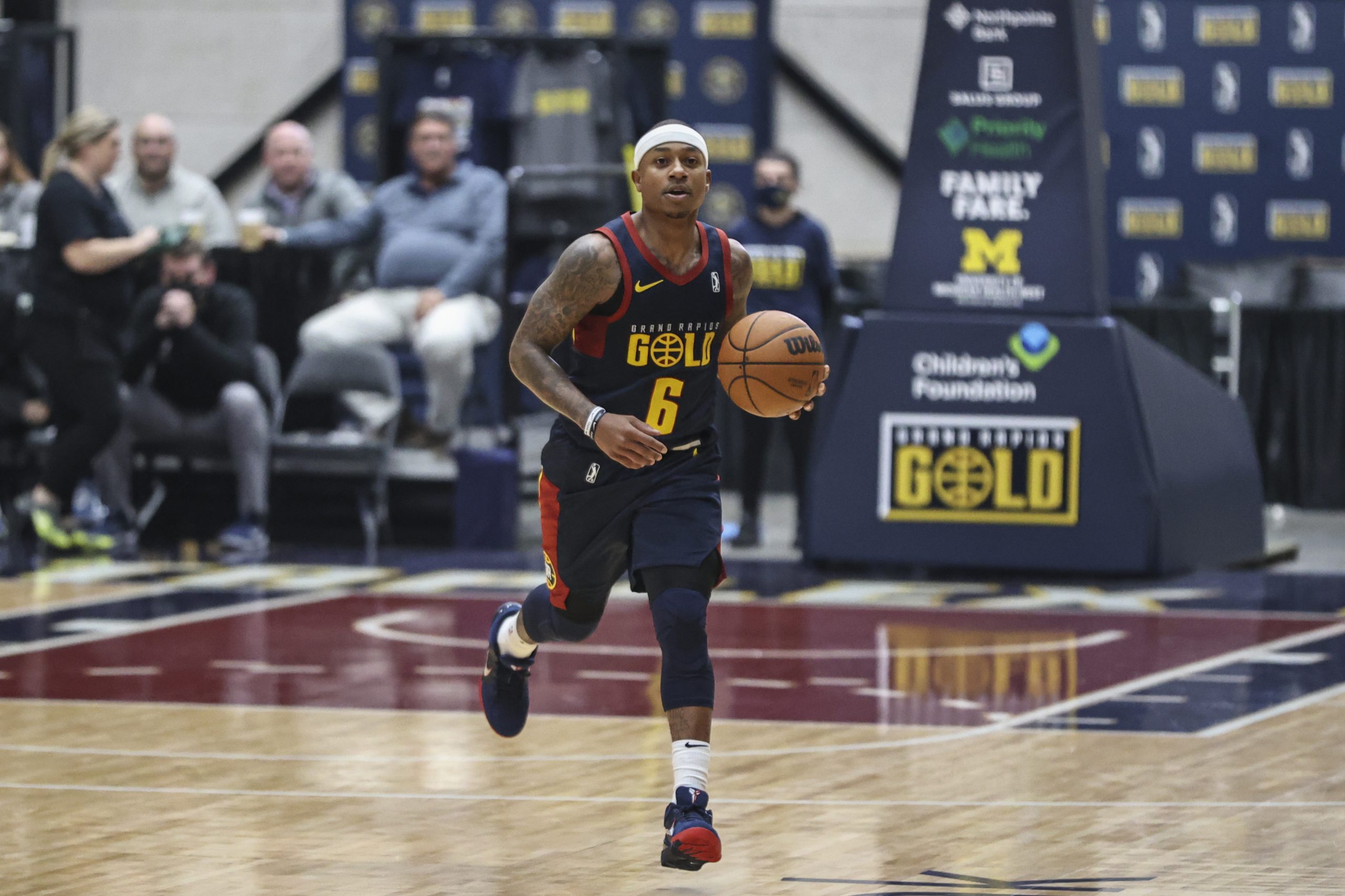 Isaiah Thomas signs 10-day contract with Lakers after big G-League debut