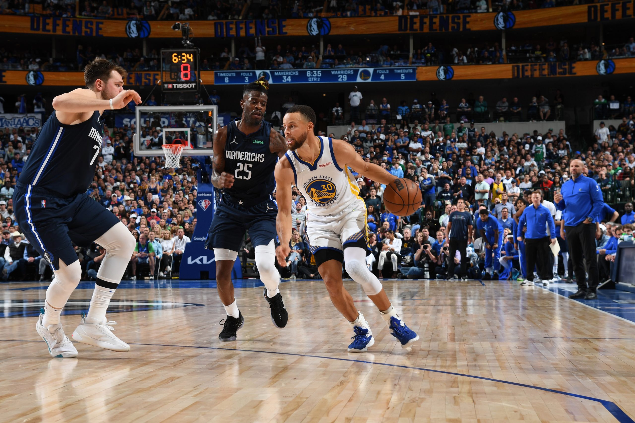Stephen Curry Scores 31 to Lead Warriors to 109-100 Win and 3-0 Series Over Mavs